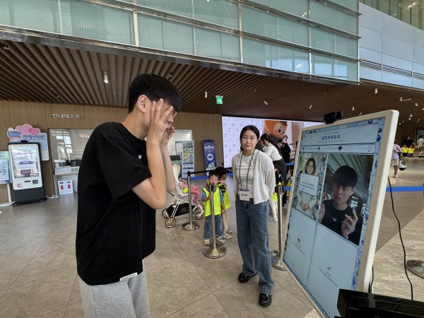 포즈를 취하는 모습