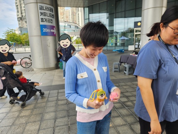 구매한 인형을 보며 웃는 모습