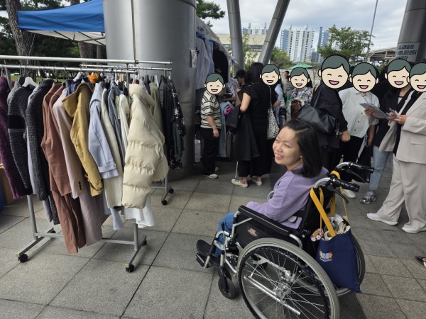 옷을 구경하는 모습