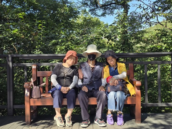 호압사 등산 전 입구에서 단체사진촬영한 모습