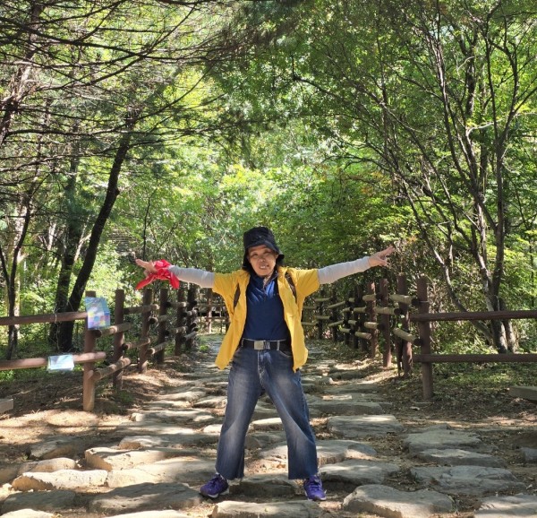 숲 길에서 찍은 개인의 모습