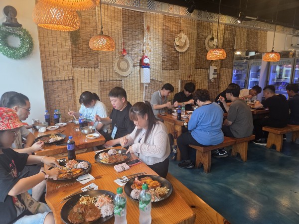 돈가스를 자르며 밥을 먹는 이용자들