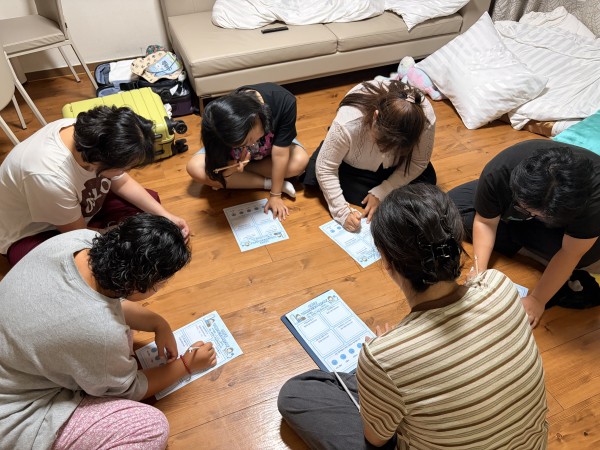 활동지를 작성하고 있는 이용자