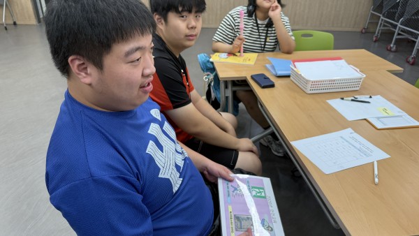 인권교육 자료를 들고 있는 이용인