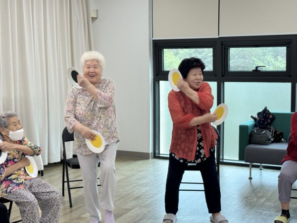 신나게 일어나서 접시댄스를 추는 모습