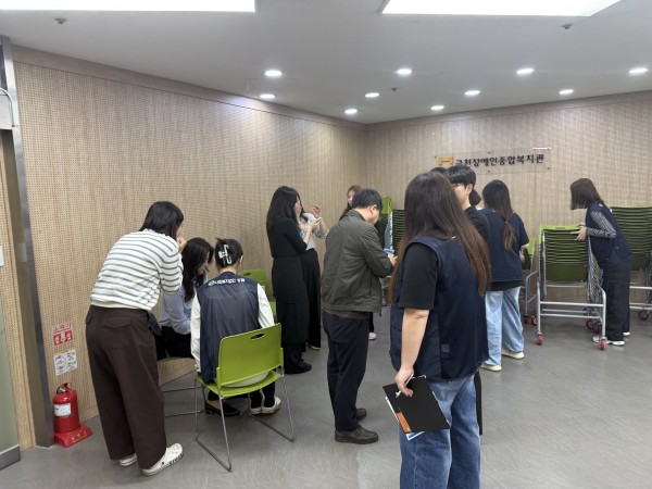 교육 이후 은행 담당자에게 질문하는 모습
