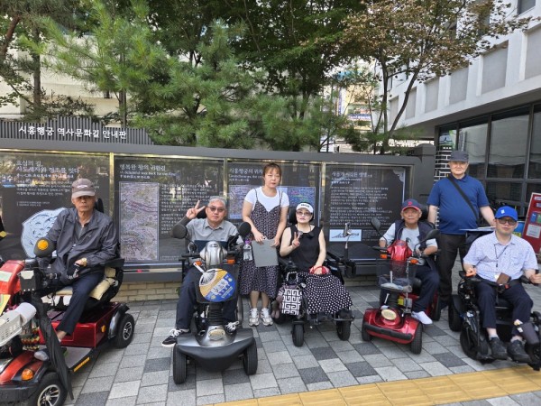 모니터링 활동을 위해 시흥5동 주민센터 앞에 모인 동네방네 모니터링단의 모습