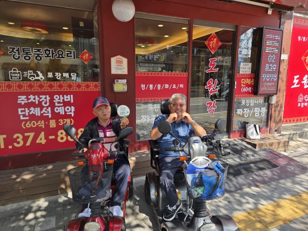 도원각 앞에서 사진찍는 동네방네모니터링단의 모습