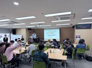 금전관리 인권교육 시작과 함께 일정안내를 하고 있는 담당자와 듣고 있는 이용인의 모습