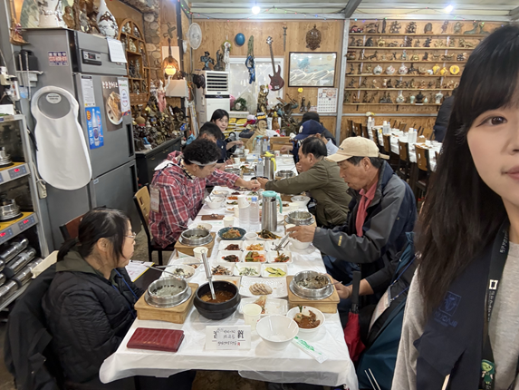다같이 음식을 먹고 있는 모습