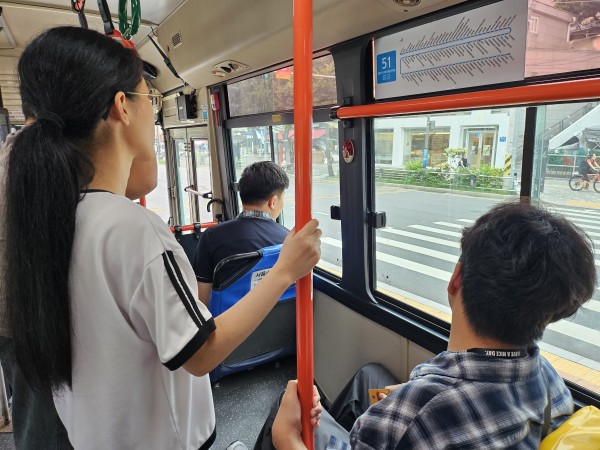 버스를 활용하여 이동하는 친구들의 모습