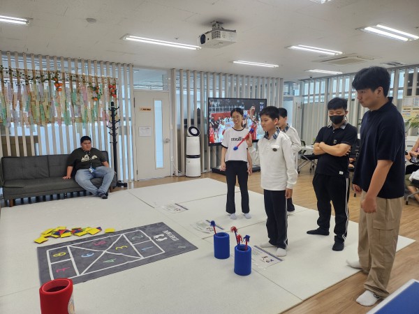 즐겁게 전통놀이를 체험하는 참여자의 모습