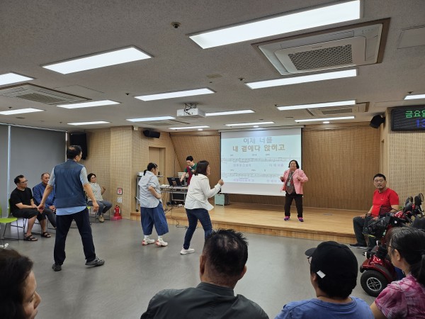 강사님과 참여자 모두 각자만의 흥을 맘껏 뽐내시는 모습