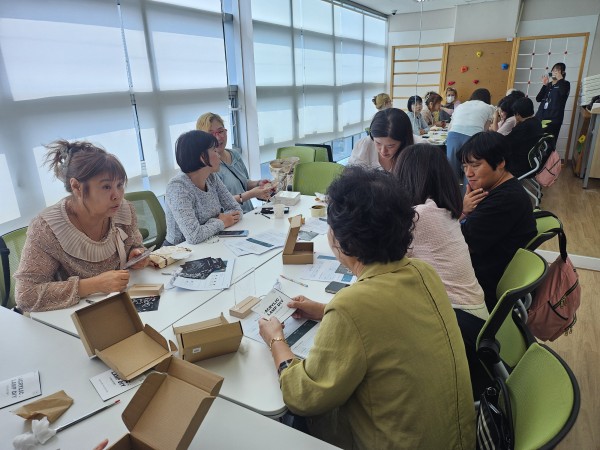 서로에 대한 이야기에 경청하는 보호자의 모습