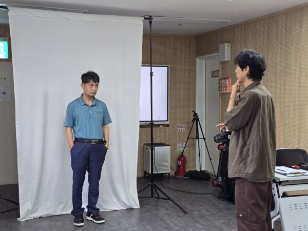 내가 생각하는 멋있는 자세로 사진 찍고 있는 모습