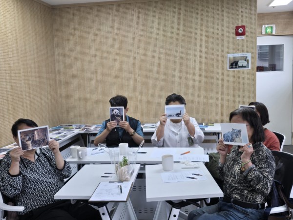 내가 고른 사진을 보며 소감을 이야기한 뒤 찍은 단체 사진