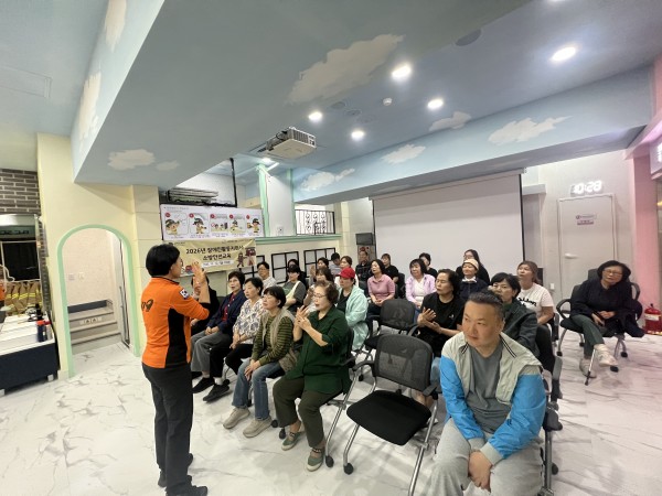 일상 속 화재 위험이 날 수 있는 상황을 맞추며 배우는 모습