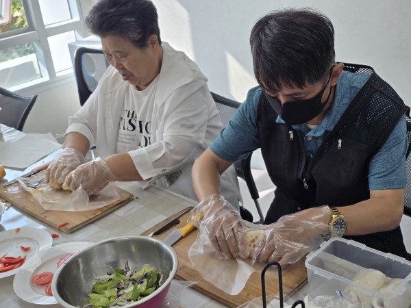또띠아 샌드위치를 만드는 모습