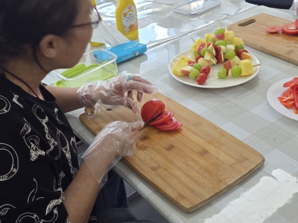 토마토를 얇게 자르는 모습