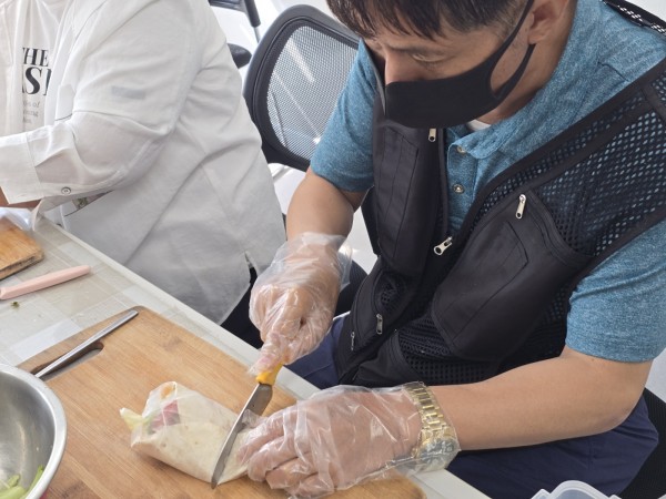 또띠아를 반으로 자르고 있는 모습