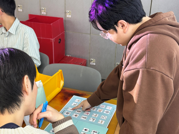자신의 증상을 AAC 의사소통판으로 선택하는 모습