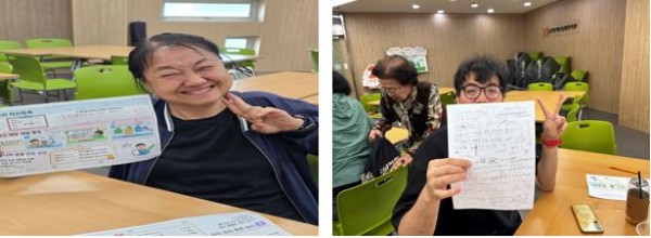 금전관리교육 중 개인별 활동지를 작성하고 같이 사진을 찍고 있는 이용인 모습
