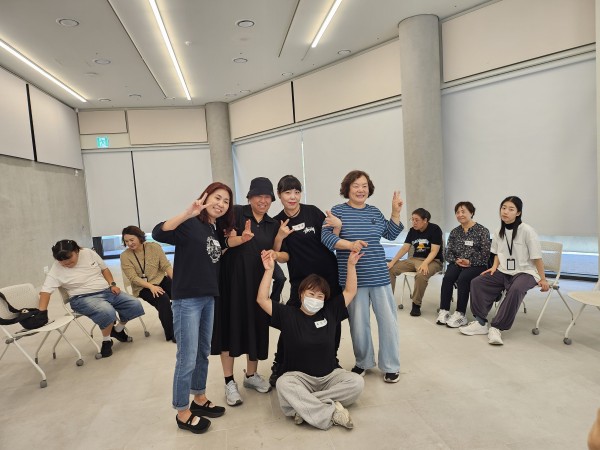 서로를 연결하여 자유롭게 포즈를 취하는 보호자들의 모습