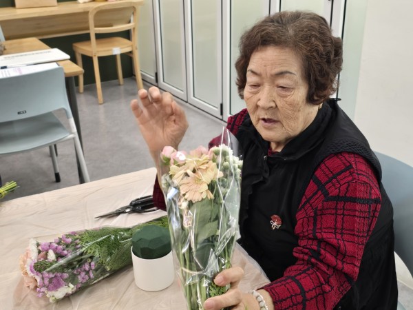 꽃을 보며 옛 기억을 떠올리고 이야기하는 모습