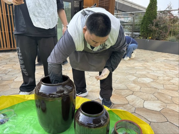숙성된 된장을 잘 섞고 있어요