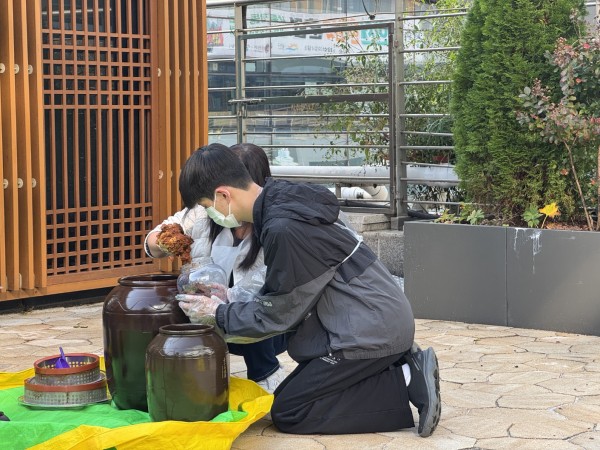 소중한 된장 흘리지 않게 조심 조심