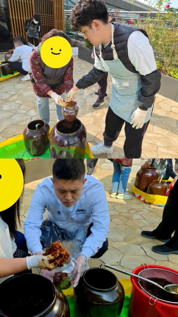 잘섞은 된장을 정성껏 통에 담고 있어요