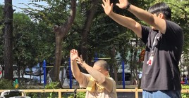 오랜만에 야외로 나와 햇빛을 받는 모습