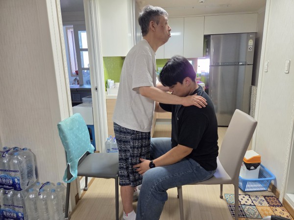 가정 내에서 스스로 건강관리 하는 방법에 대한 안내를 제공하는 모습