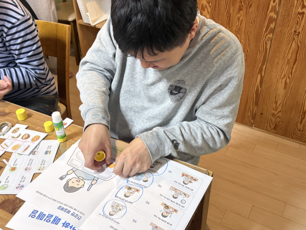 나만의 식판 만들기 활동하는 모습