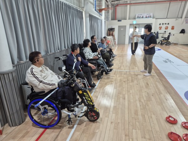 경기 진행전 이야기를 듣는 모습