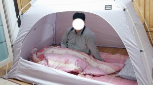 난방텐트 안에서 따뜻하게 있는 이용인 모습