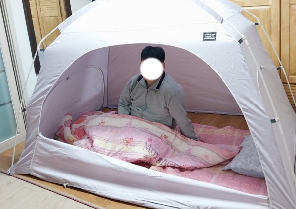 난방텐트 안에서 따뜻하게 있는 이용인 모습